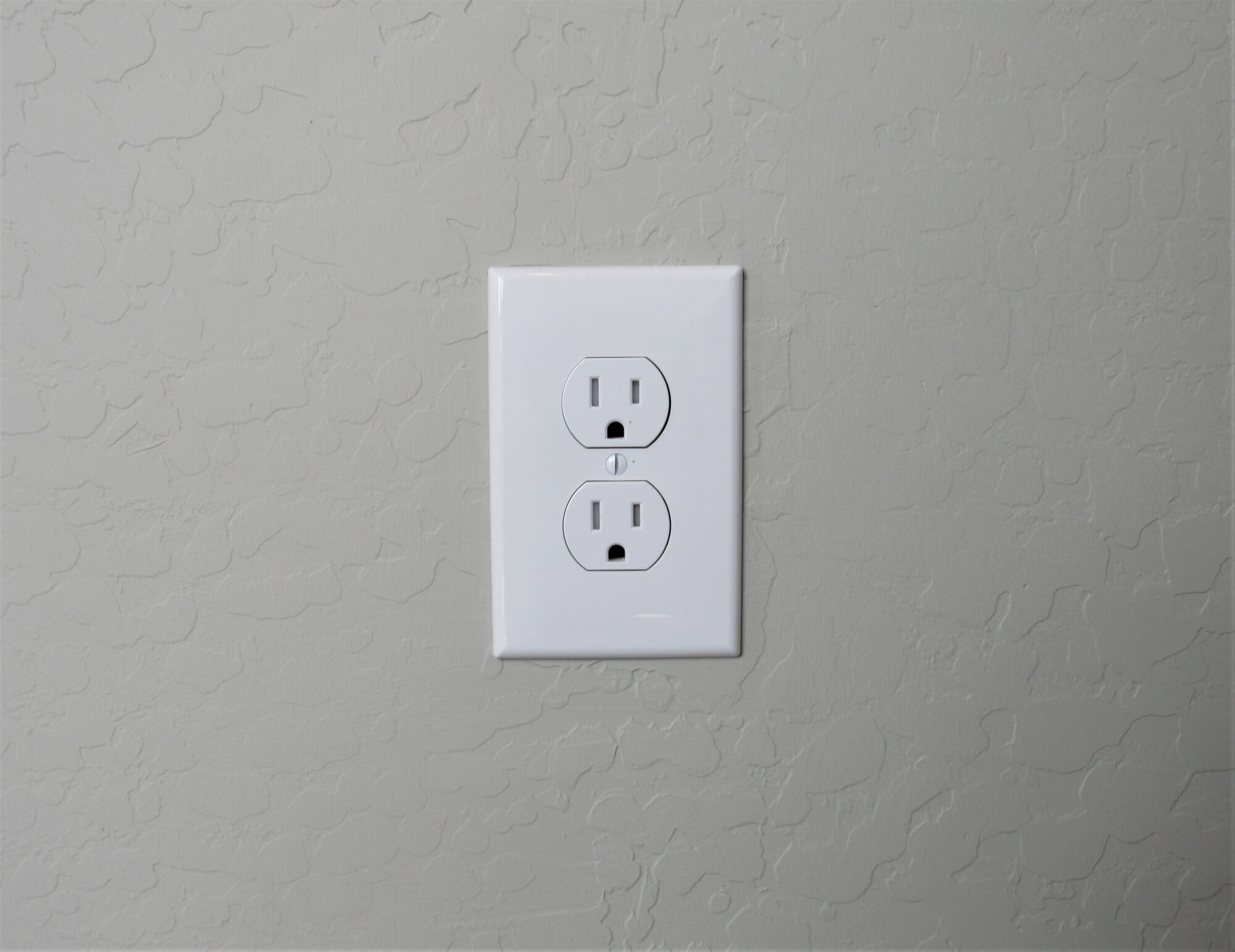 A white American electrical outlet